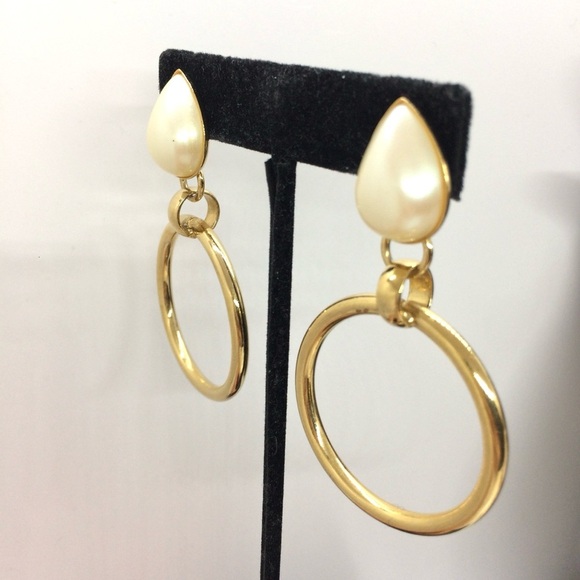 VINTAGE 80S 90S GOLD TONE STATEMENT DROP HOOP EARRINGS FAUX PEARL EARRINGS - Picture 5 of 13